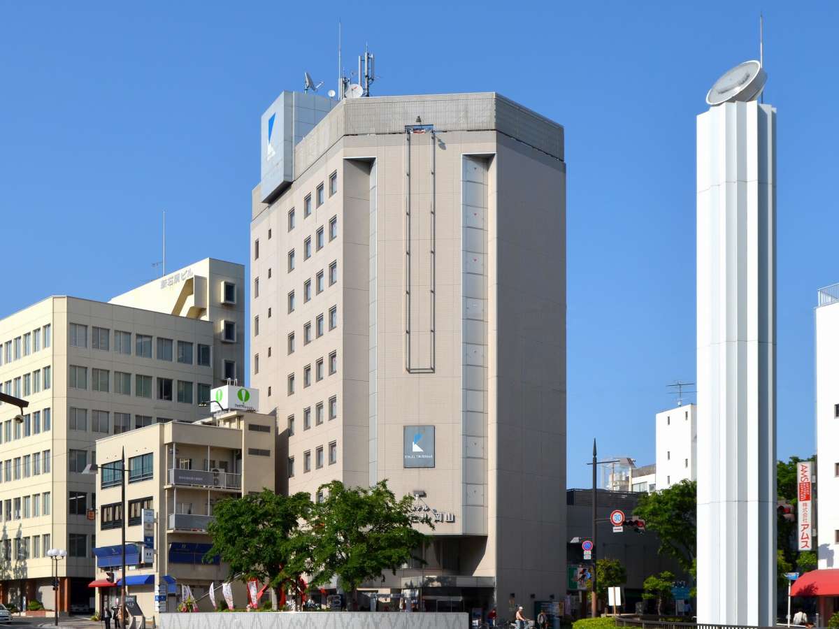 JR岡山駅から路面電車で約5分、岡山城や岡山後楽園まで散策しながら約10分。ビジネスや観光に便利です。