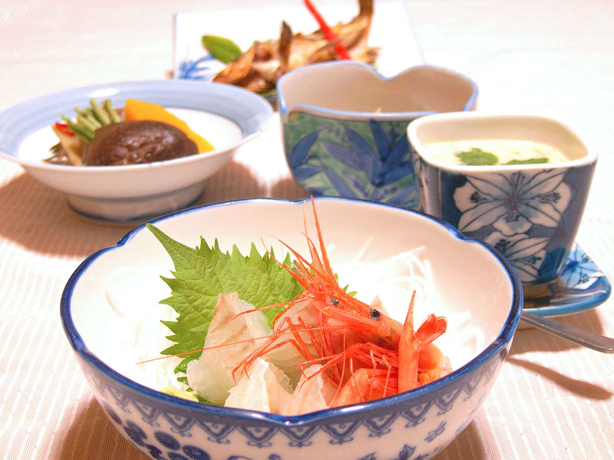 *【夕食】新鮮な日本海の魚を中心に、地野菜や地豆腐などヘルシーな内容のお料理が並びます。