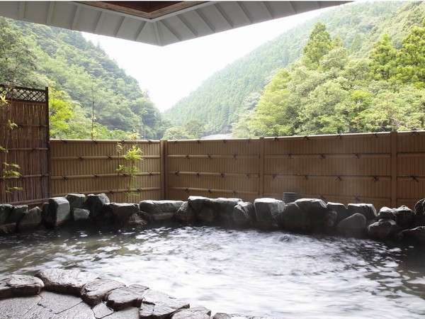 【龍神温泉元湯】渓流沿いの露天風呂。山の香りが心地よいです