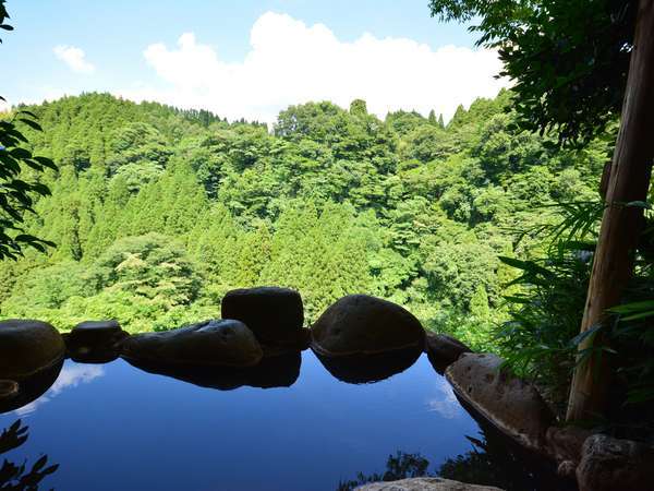 九酔渓の渓谷を眺めながらの露天風呂。