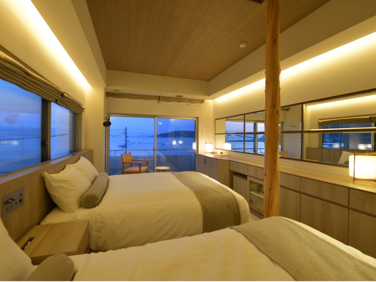 アネックス館の客室一例、木の香漂う優しい印象のお部屋はシモンズのダブルサイズのベッドが2台配され快適