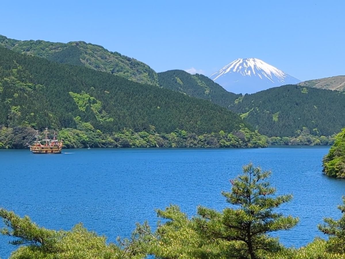 【本館】スイートルームからの景色。富士山と湖の絶景を存分にお楽しみください。