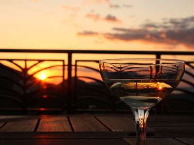 夕陽が美しい日にはロビーにてサンセットサービス♪スパークリングワインをご用意しております。
