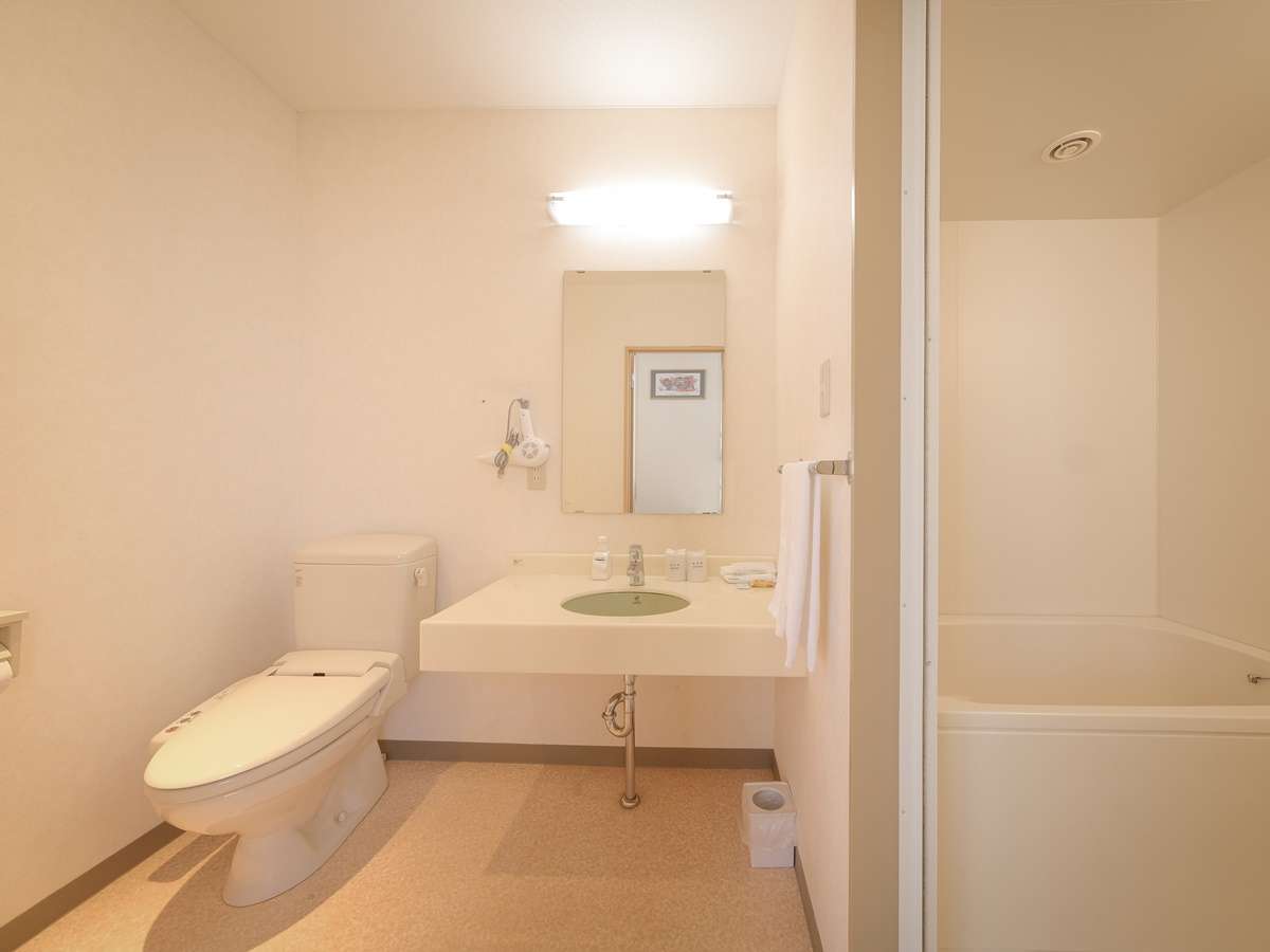 ・浴槽、洗い場、洗面台がそれぞれ独立した広々バスルーム
