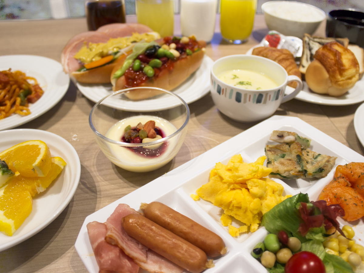 ■朝食バイキング：レストランPATIOでは、パンやサラダ、洋食を中心に約20種類のメニューをご用意。
