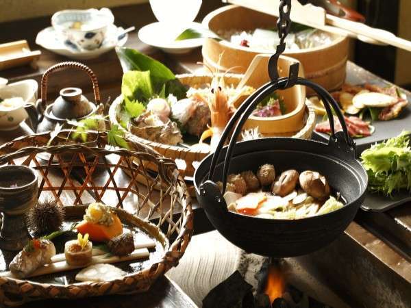 囲炉裏を囲んで季節の鍋料理と懐石料理を
