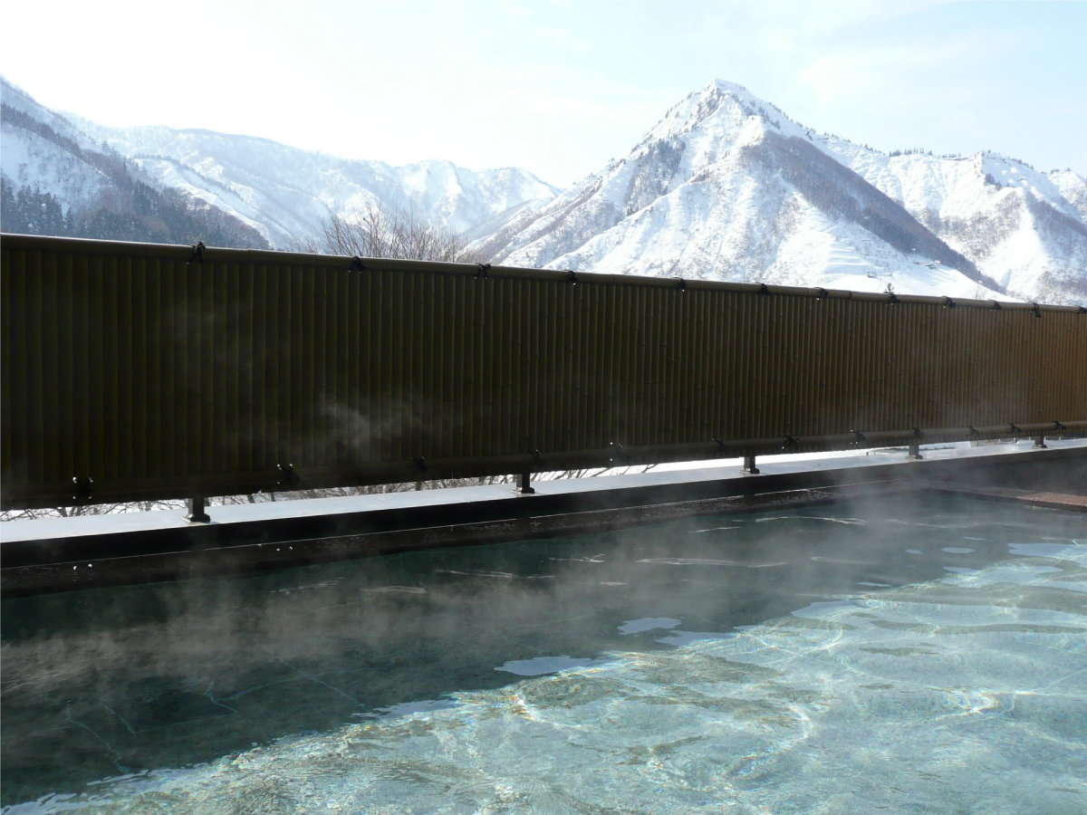 【冬の別館露天風呂】温泉でのんびり、目の前に広がる大パノラマをお楽しみいただけます♪