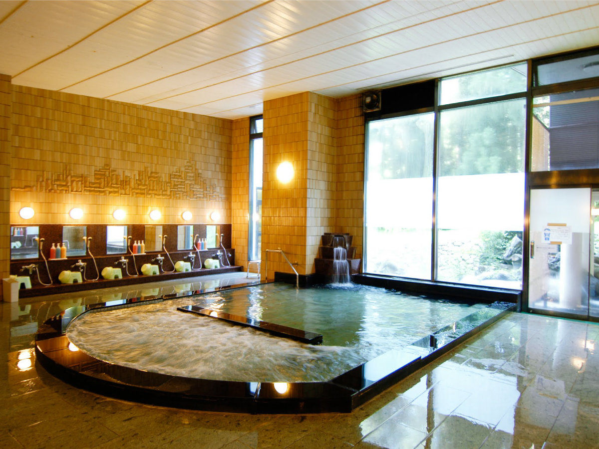 【本館内風呂】あたたかい照明で、ゆったり温泉をお楽しみください。露天風呂・サウナ・ジャグジーあり
