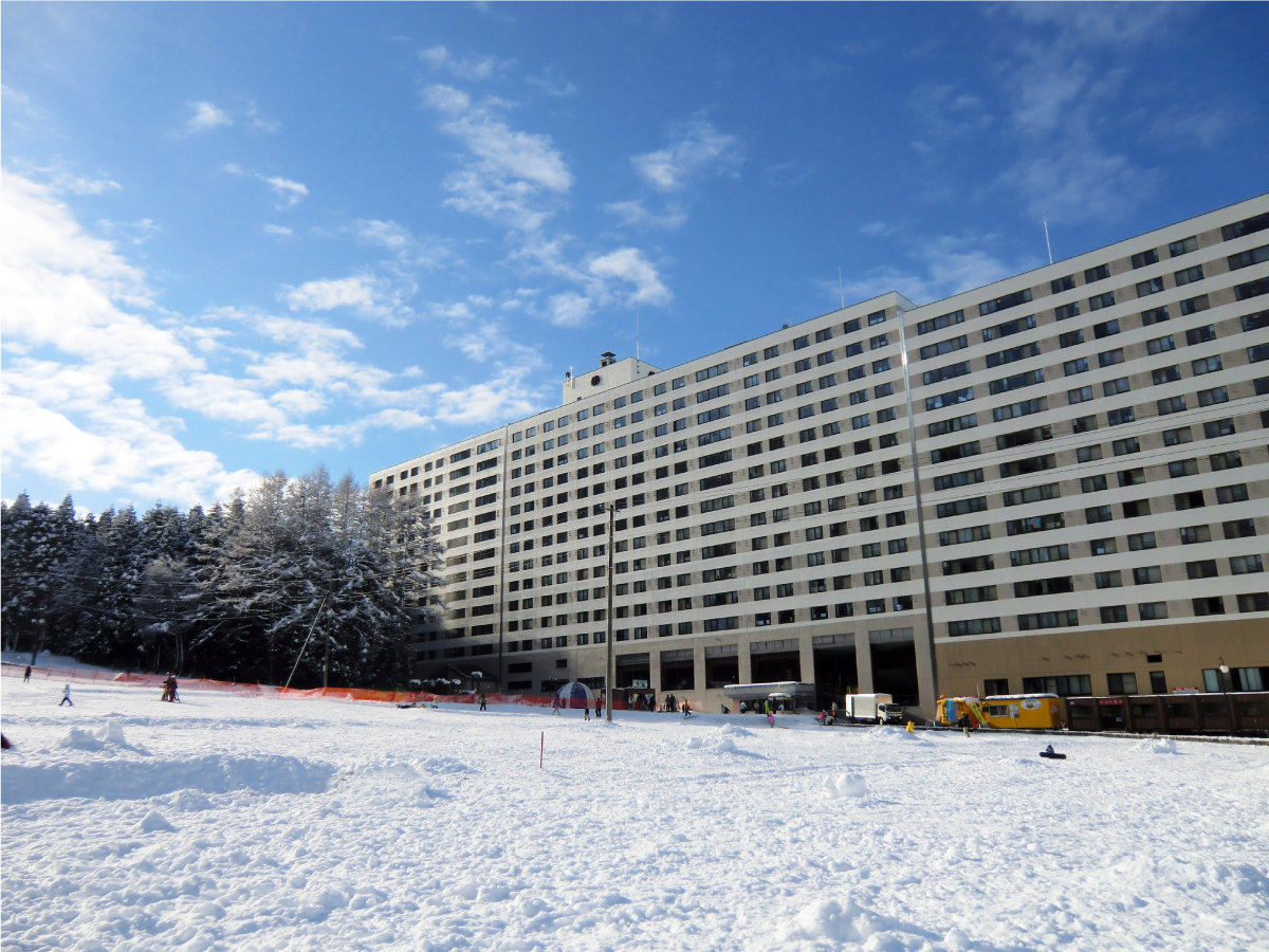 【冬・ホテル外観】ゲレンデ目の前♪そり遊びなどが楽しめる人気のちびっ子向け雪遊び広場もあるよ！
