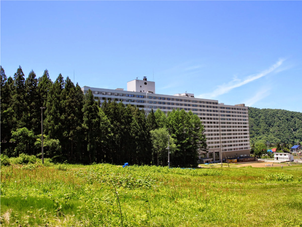 【グリーンシーズン・ホテル外観】越後の山々の囲まれた里山に位置するホテル。