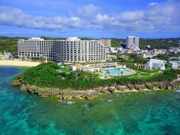 美しいビーチとたっぷり遊べる４つのプール。ビーチもプールも楽しめるのが、ホテルモントレ沖縄の魅力！