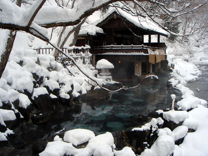 『子宝の湯』冬・混浴・200畳／雪景色を眺めながらゆったり露天風呂を満喫ください。