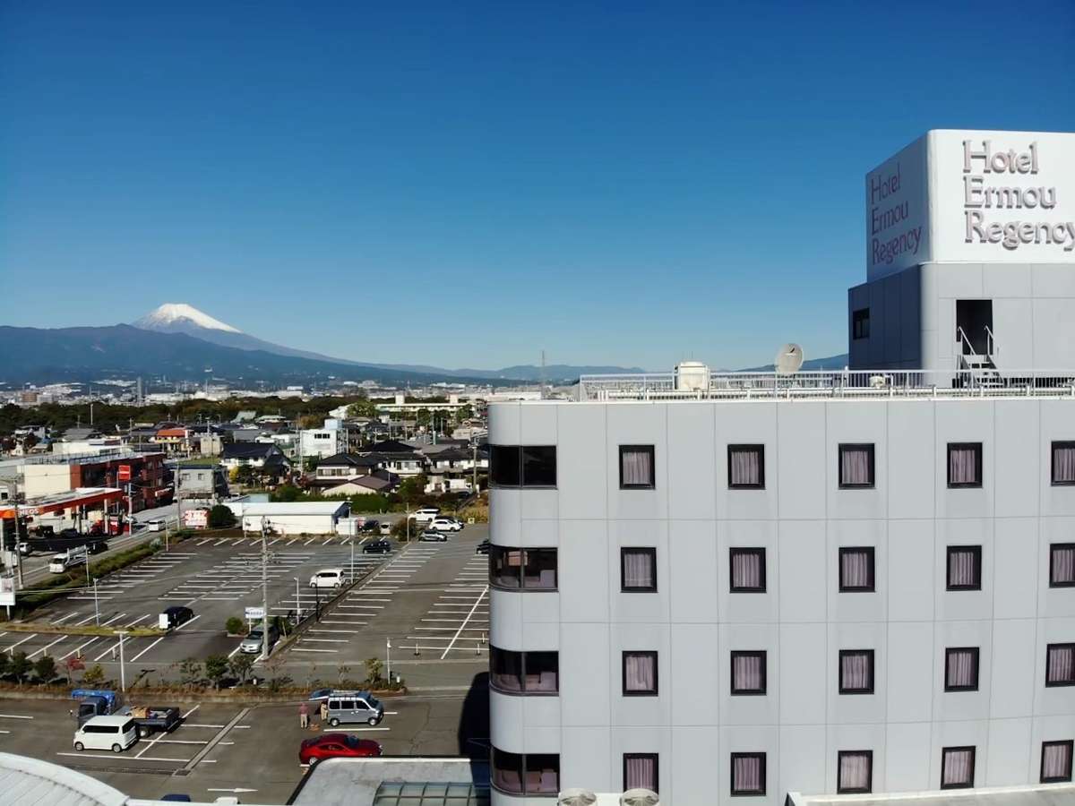 ホテル外観の写真。天気の良い日には雄大な富士山が望めます（11月）