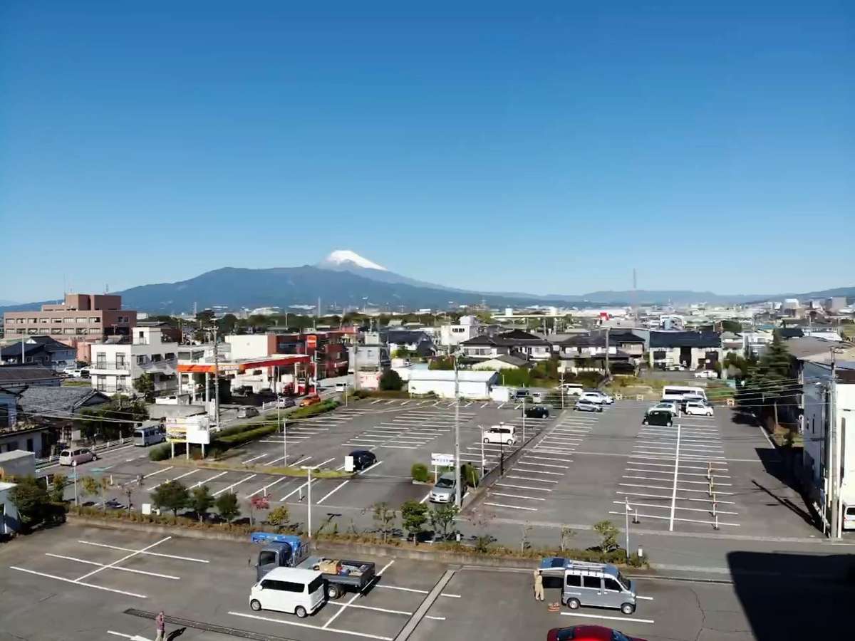 ホテル駐車場。天気の良い日には雄大な富士山をご覧いただけます。