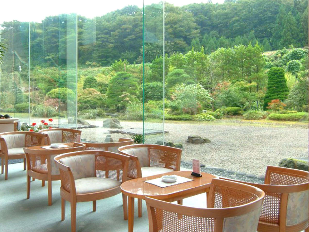 ロビーラウンジ　吹き抜けの天井と、日本庭園を取り囲むように設計されております。