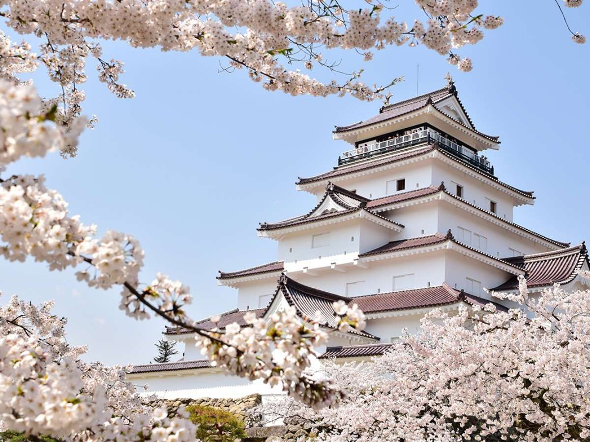 【鶴ヶ城】千本桜が咲き乱れる、約630年前に作られた会津のシンボル