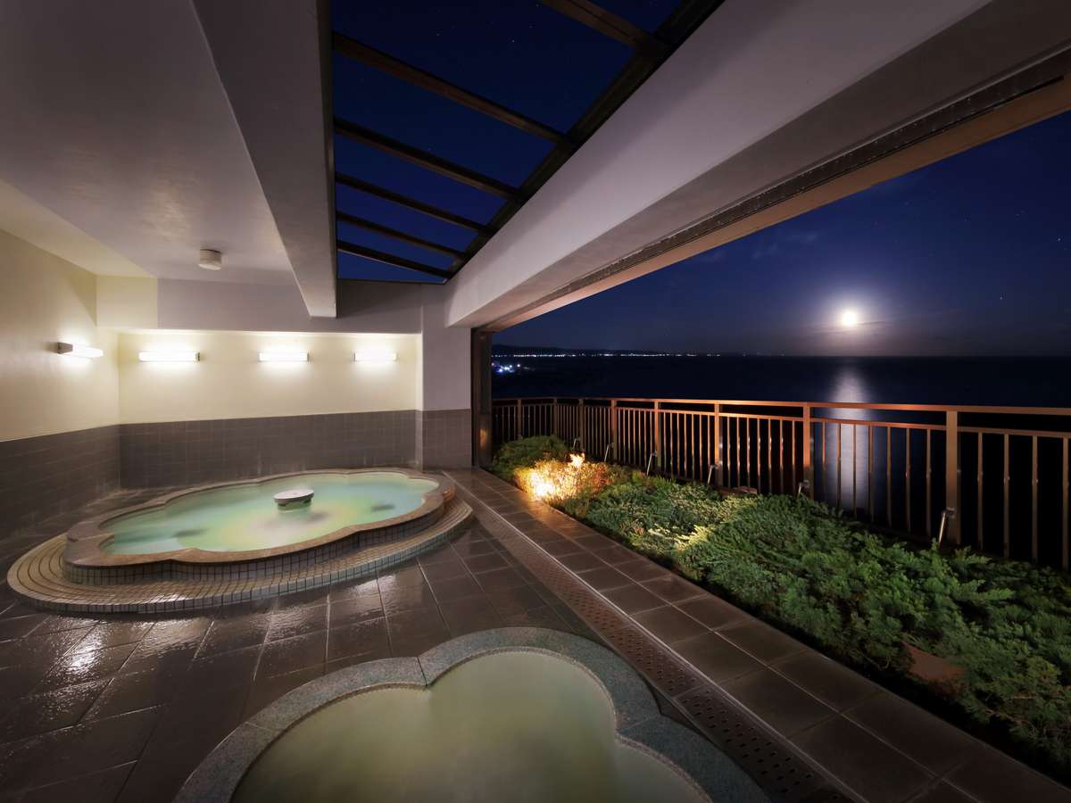 最上階にある露天風の展望風呂【華幻kagen】月夜が照らす幻想的な風景 思わず見とれてしまいます・・