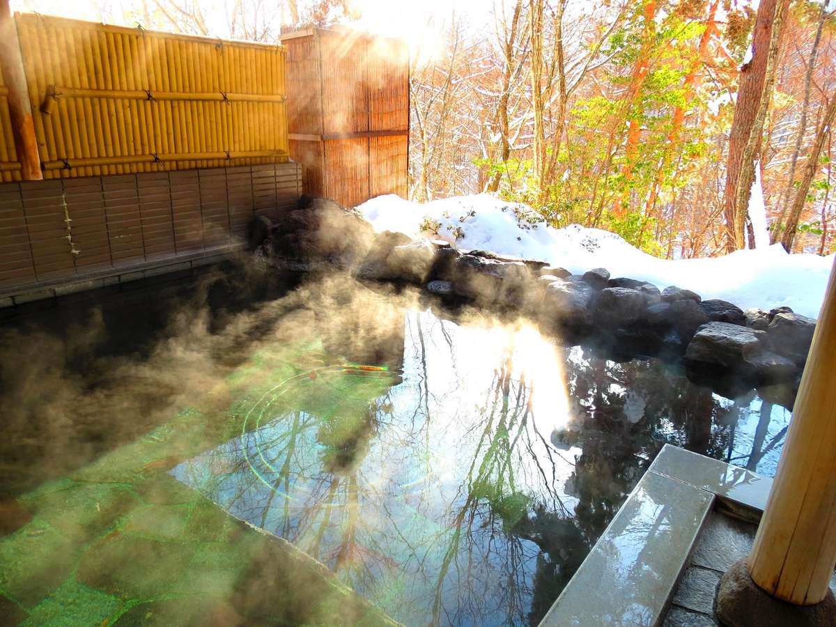 朝日と雪景色を楽しめる当館の露天風呂