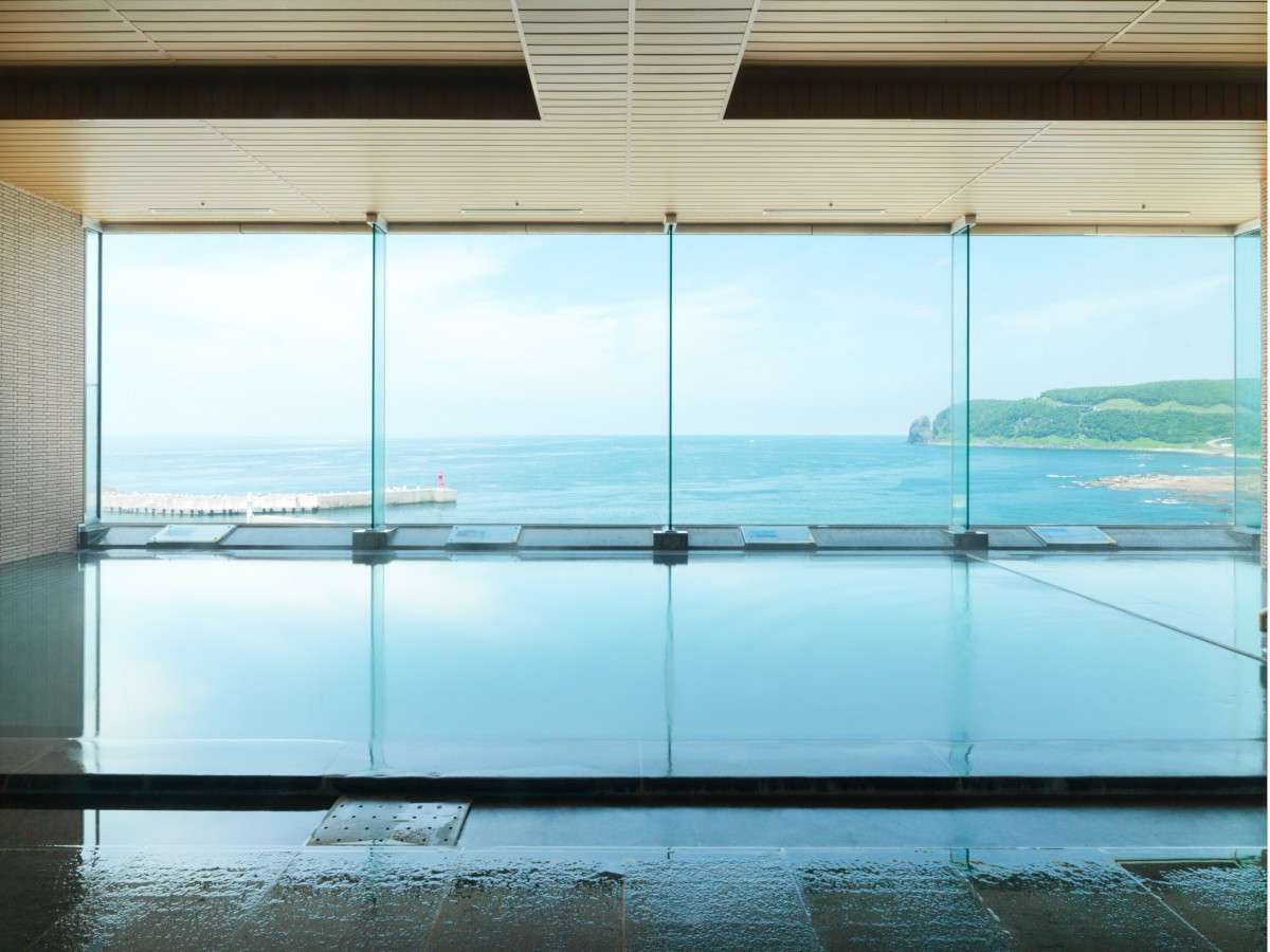 【大浴場】8階大浴場は、オホーツク海を眼前に見ながら湯に浸かることができる。