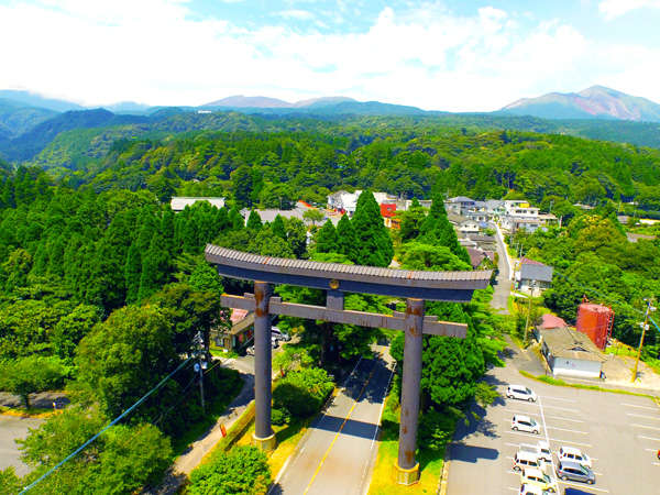 霧島神社鳥居を上空から!閑寂な老杉の濃い緑が印象的な神社!