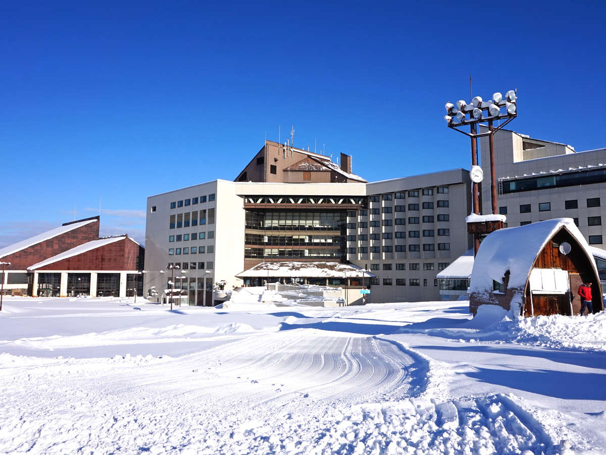 【外観＜冬＞】ホテルはゲレンデ直結！徒歩0分でスキー場に出ることができます。