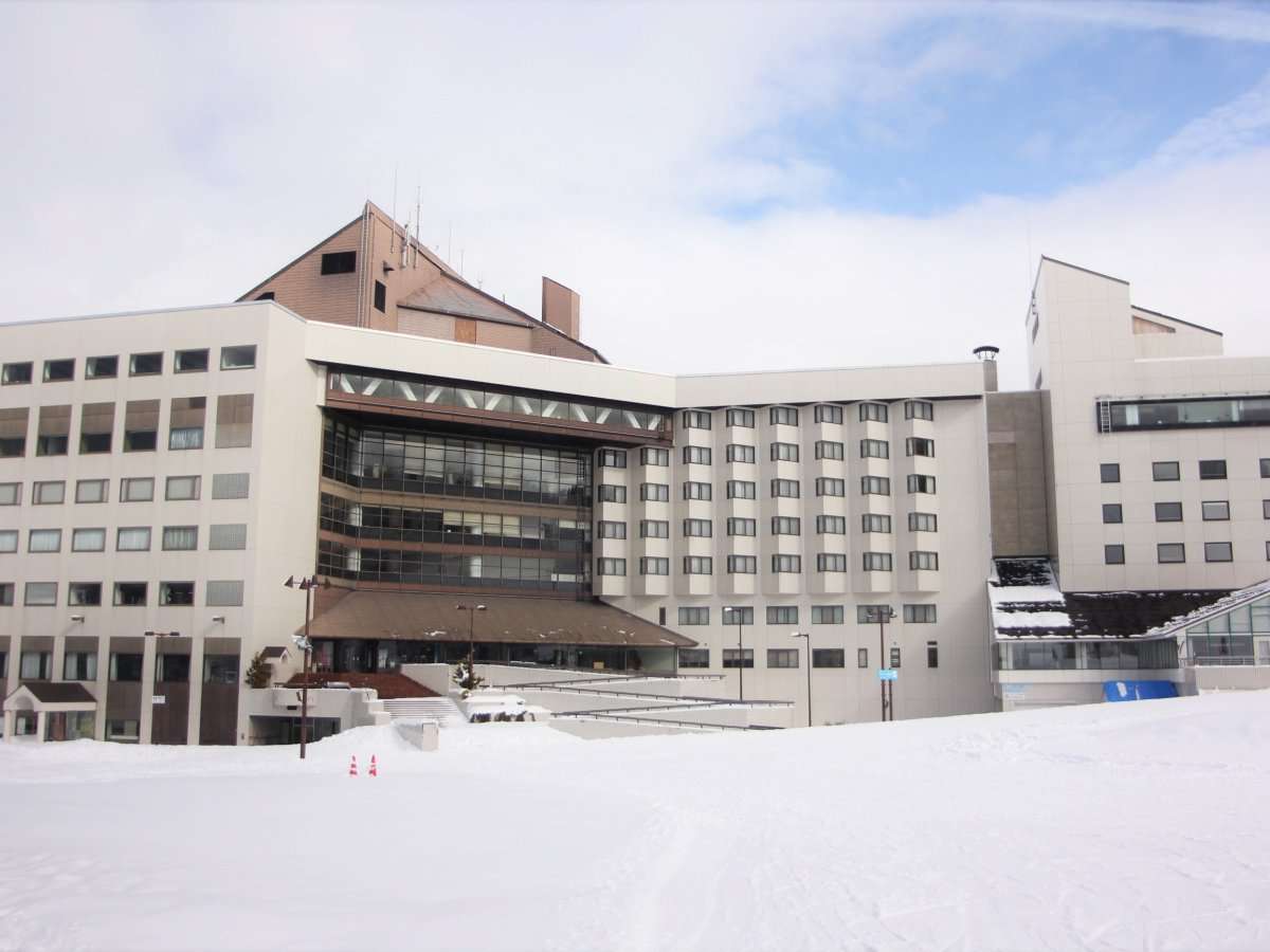【外観＜冬＞】ホテルはゲレンデ直結！徒歩0分でスキー場に出ることができます。