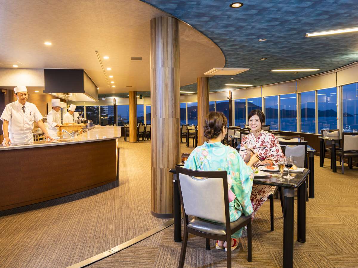 回転展望レストラン「東風(こち)と海」美しい鳥羽湾を眺めながら伊勢志摩の旬料理をお楽しみください。