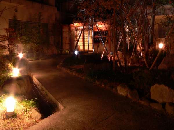 はるみや旅館玄関。小さなお宿へ続く小さなお庭。夜はライトアップで風情がございます。