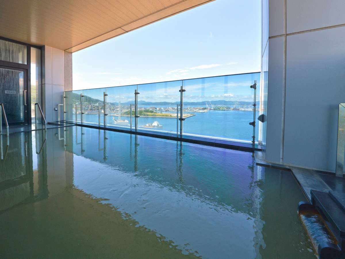 【本館13階　汐見の湯】男湯のみですが露天風呂もございます。函館湾を一望できます。