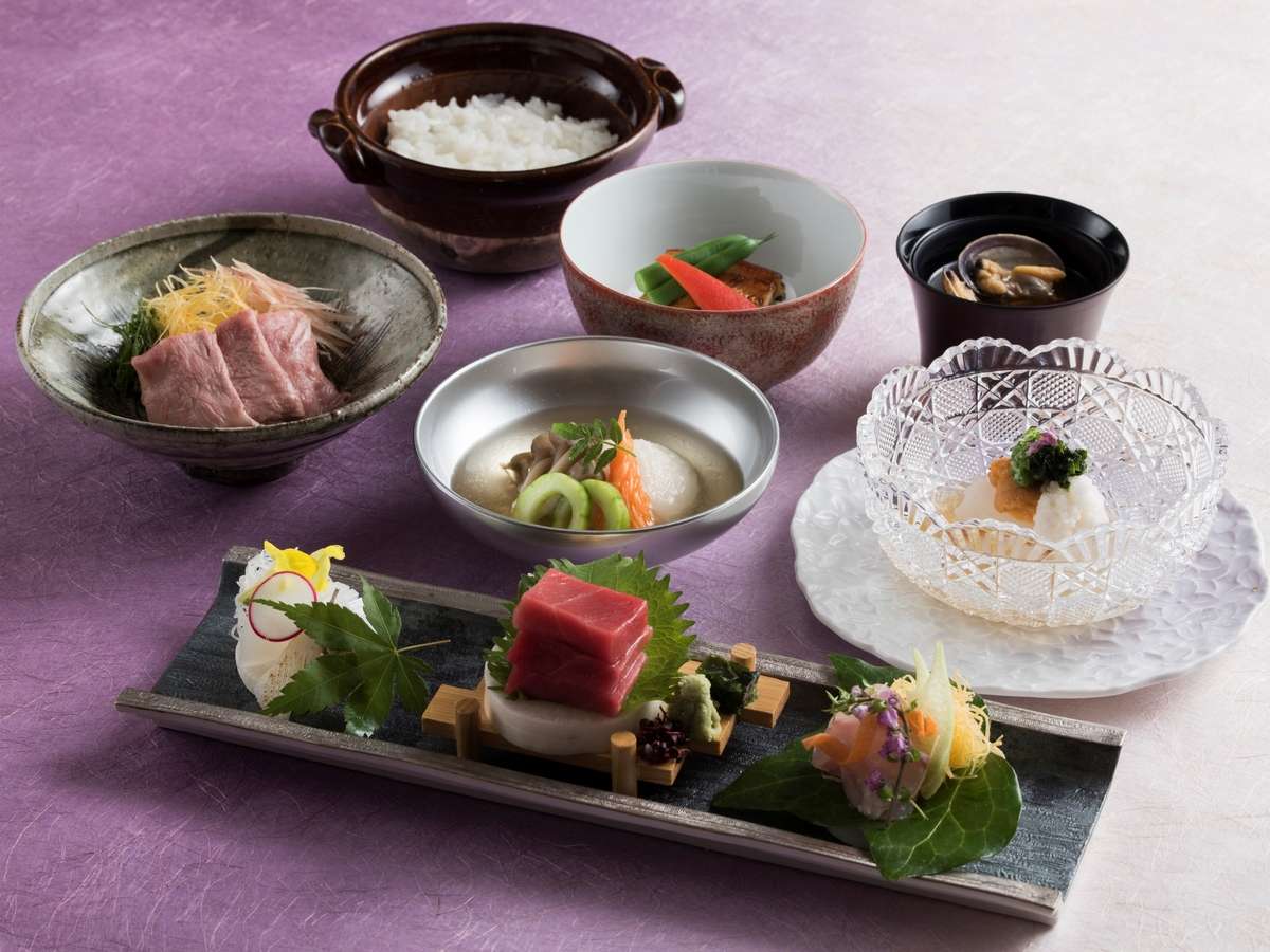 お皿に並んだ日本食