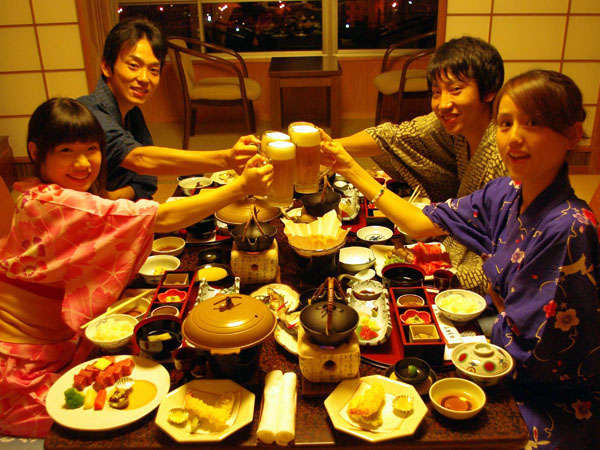 お部屋で仲間とゆっくり食事しながら、飛騨川＆下呂の夜景を“独占”しませんか
