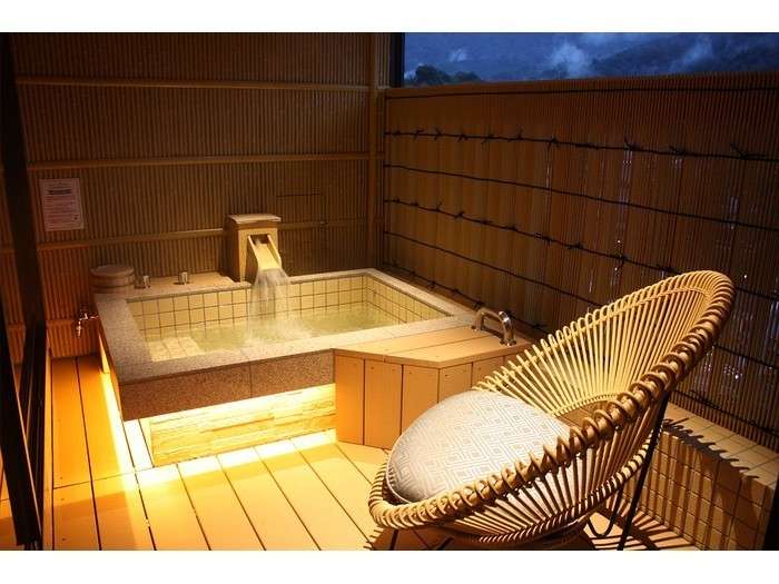 露天風呂付き特別室【雅（みやび）】源泉からの新鮮な温泉を、好きな時に何度でもお楽しみいただけます。