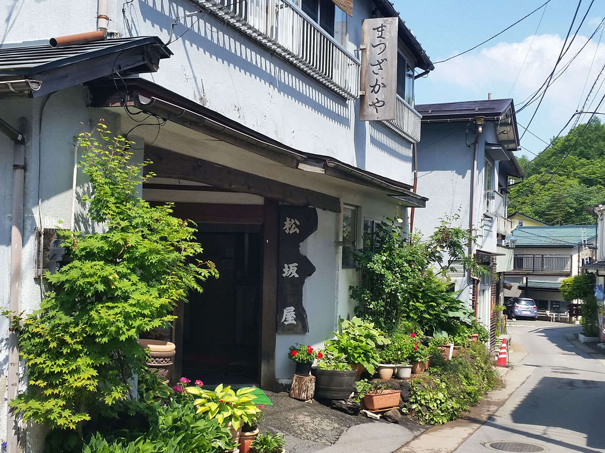 松坂屋旅館は湯畑まで徒歩5分。観光に大変便利です！