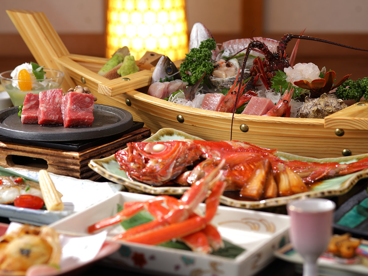 テーブルにいっぱいの海鮮料理をお楽しみください