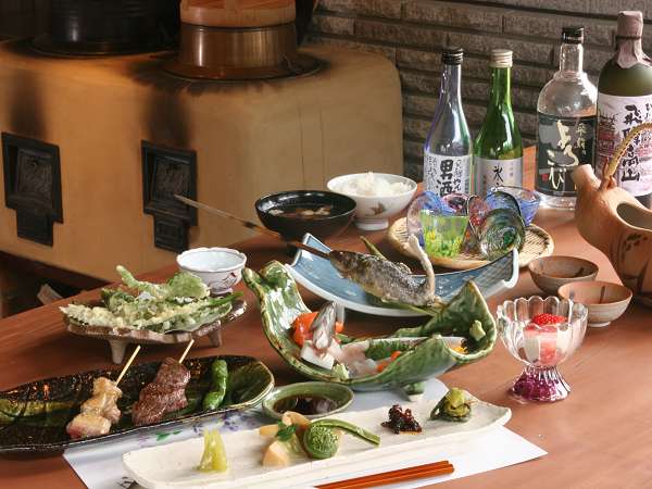オープンキッチンで出来たてを。夕食は飛騨牛ほか川魚・山の幸・海の幸を使う創作料理（一例）