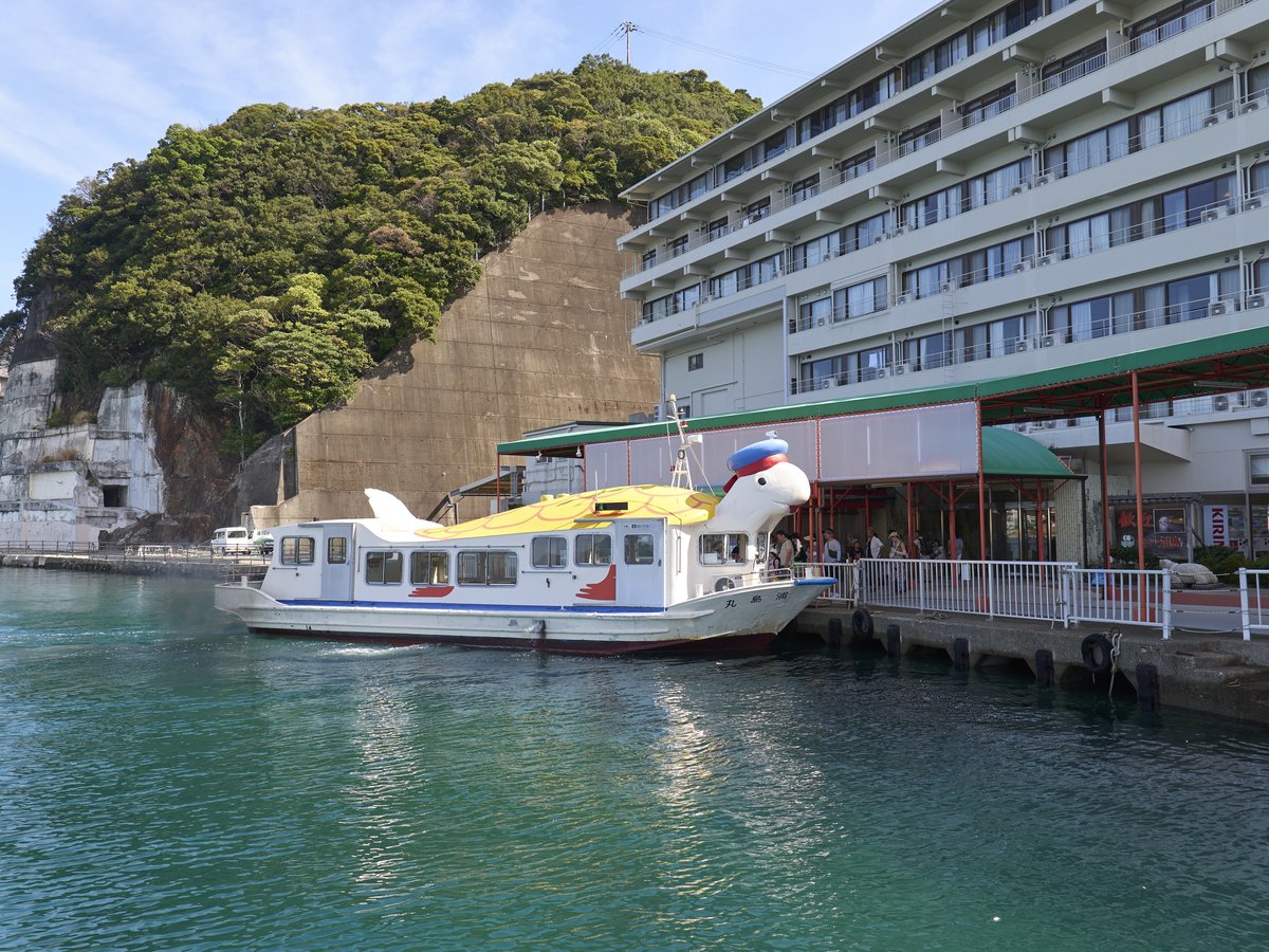 かわいい亀の専用送迎船で桟橋から約5分でホテル浦島の正面玄関前の港に到着します(無料）