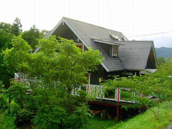 緑いっぱいの自然に囲まれた一軒家です。近くにはスキー場と温泉施設があります