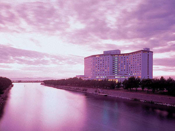 夕暮れの浜名湖畔と「THE HAMANAKO」　落ち着いた雰囲気のリゾートホテル