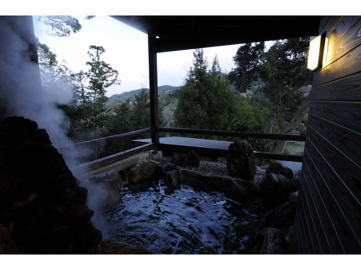 宿泊者限定の展望岩風呂は天然温泉たかつる温泉です（有料）
