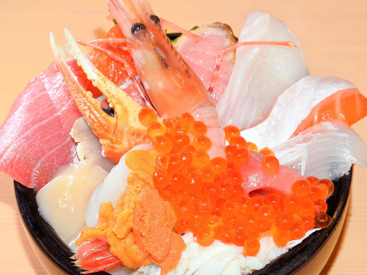【二条市場】海鮮丼イメージ　ホテルから徒歩2分で食べられる贅沢丼。