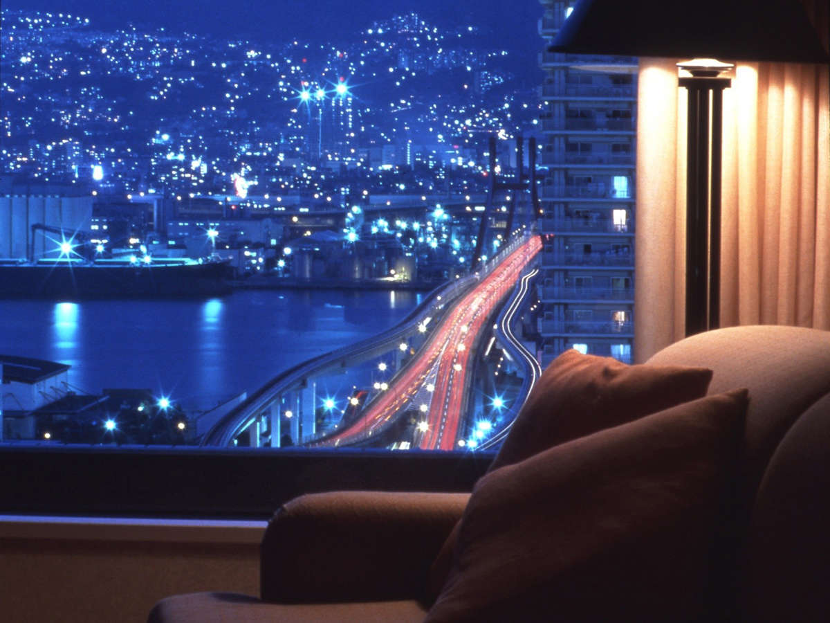 六甲山側高層階からの夜景。美しい眺望にしばし時が経つのも忘れそうに・・・。