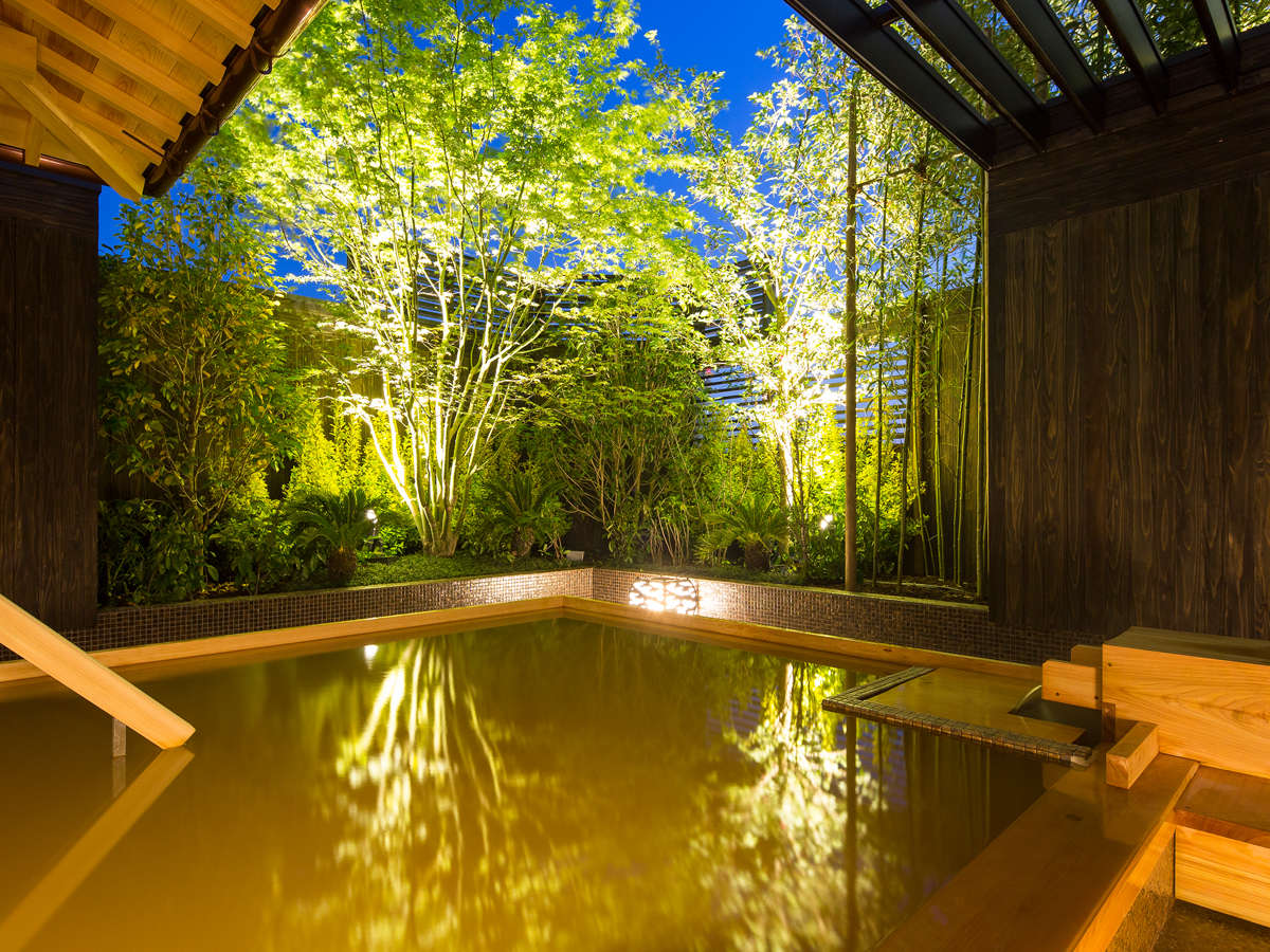 【神戸六甲温泉 濱泉】露天風呂。自家源泉の100％天然温泉で宿泊者は無料で心ゆくまで湯浴みを愉しめます