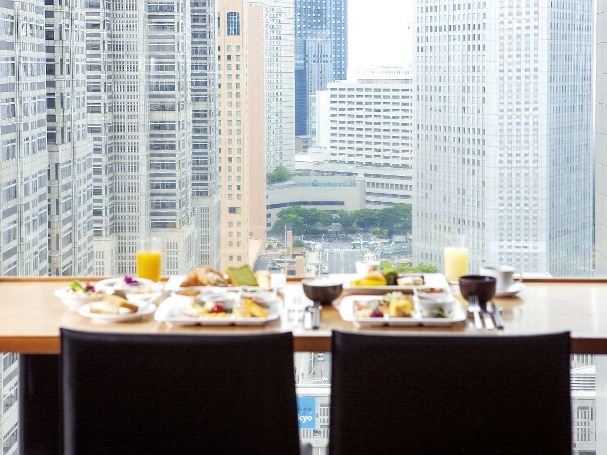 【朝食】本館25階マンハッタンテーブル／窓際席では、最上階からの高層ビル群を望みながら。