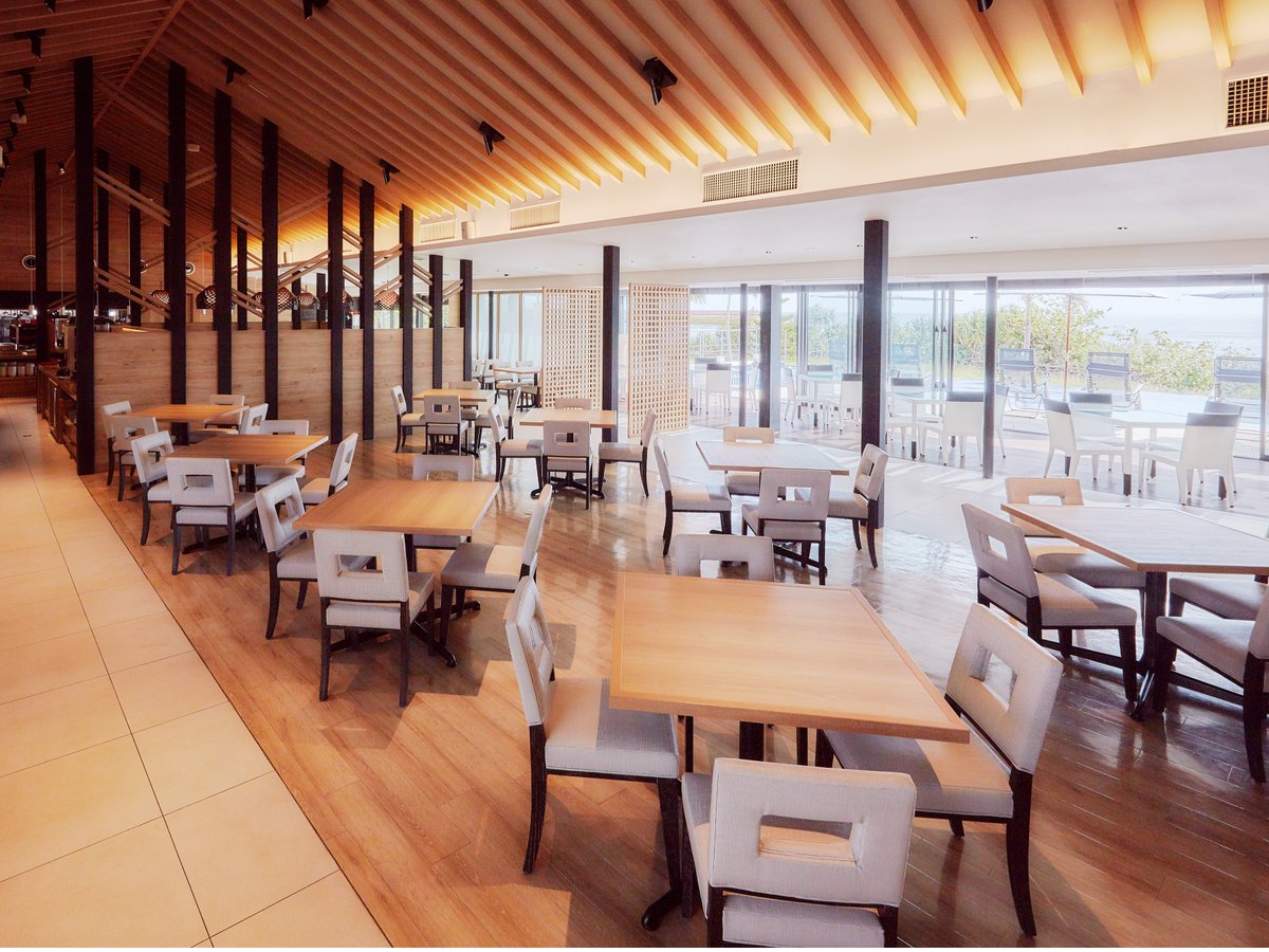レストラン コーラルブルー/目の前はプール、その先には海と、開放感溢れるレストランです。