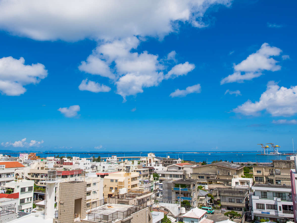 ９階からの眺め。沖縄の海と空の碧さは、特別です。