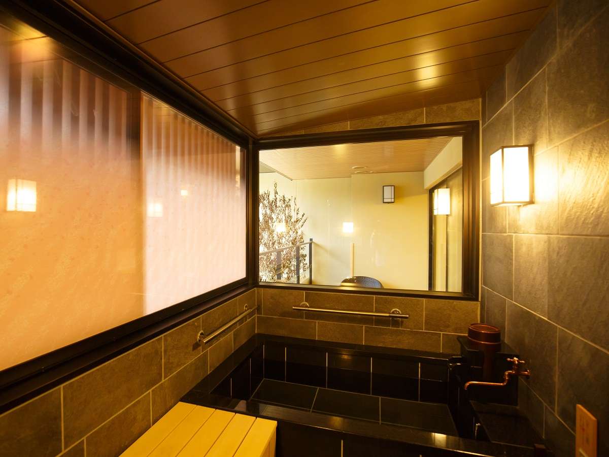 【月の宿 紗ら】特別室（４ベッド）バリアフリー（定員４名・58平米）の客室温泉風呂