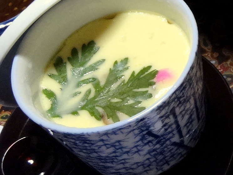 関西風のおだしが効いた茶わん蒸しはとろっとろで温まります。