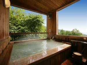 ４つの中の貸切風呂で一番景色の良く、木と硫黄の香りが楽しめる「木の香の湯」