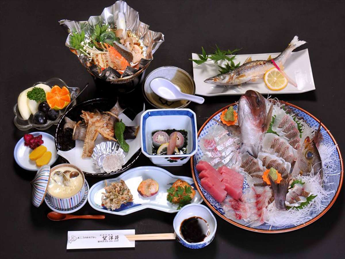 *夕食(一例)お刺身盛り合わせ、焼き魚、鍋など魚を味わい尽くせます。
