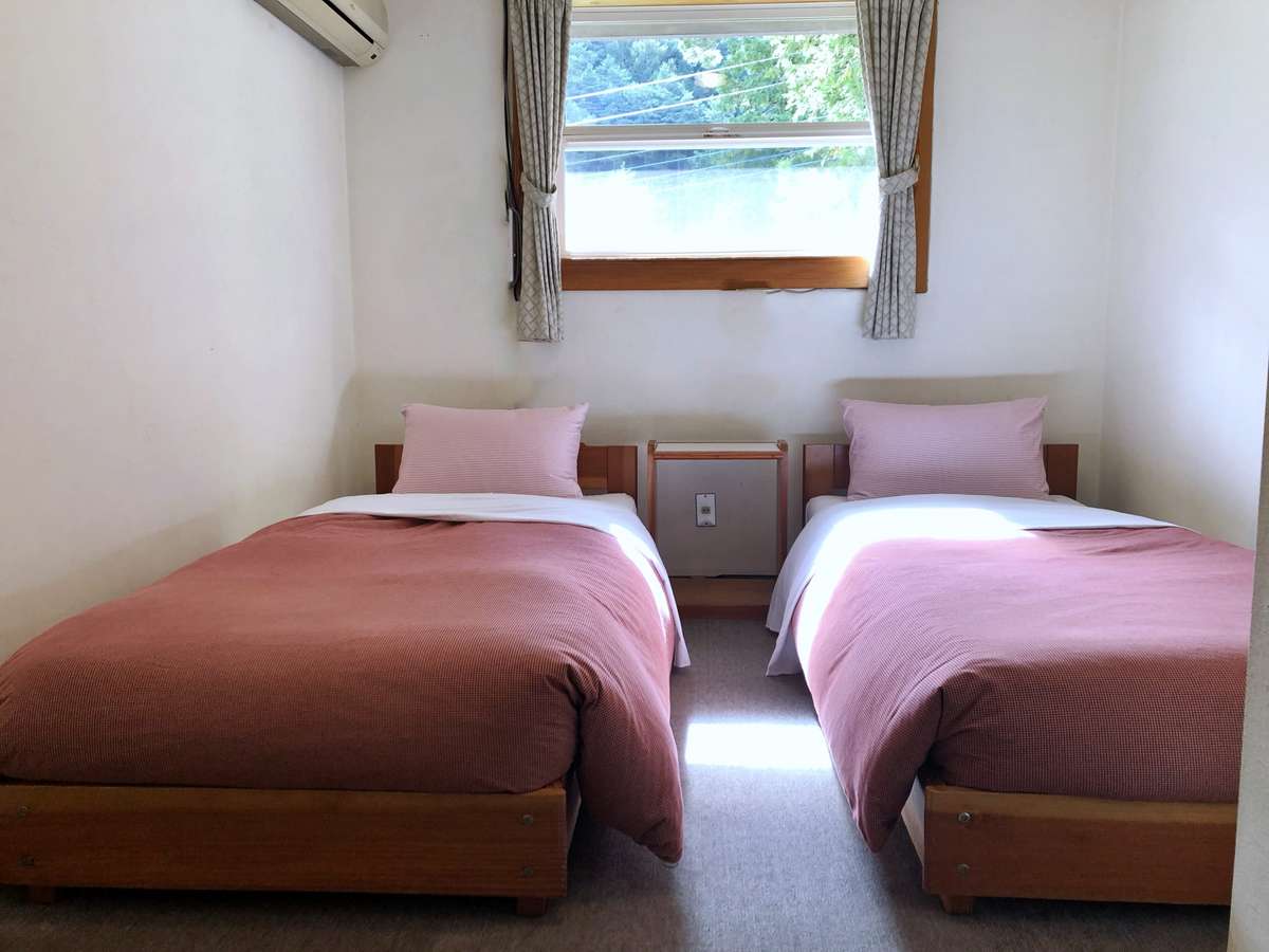 小さくまとまっておりますが、お休みになるには十分なお部屋です。